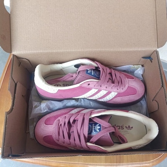 💙✨Women's Adidas Gazelle Indoor Almost Pink Gum Shoes 🔴 - Picture 2 of 5